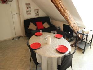 - une table avec des plaques rouges dans le salon dans l'établissement Appartement Bagnères-de-Luchon, 3 pièces, 4 personnes - FR-1-313-204, à Luchon