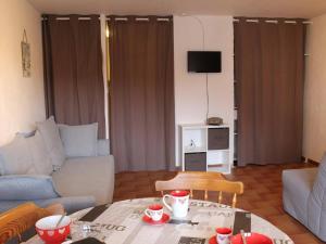 salon z kanapą i stołem w obiekcie Appartement Vars, 1 pièce, 6 personnes - FR-1-330B-184 w mieście Vars