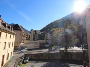 Vue sur une ville avec une montagne en arrière-plan dans l'établissement Appartement Bagnères-de-Luchon, 3 pièces, 4 personnes - FR-1-313-204, à Luchon