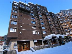 瓦托倫斯的住宿－Appartement Val Thorens, 3 pièces, 4 personnes - FR-1-637-19，地面上积雪的大公寓楼