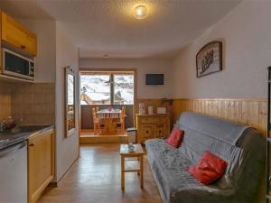 a living room with a couch and a kitchen at Studio Val Thorens, 2 pièces, 3 personnes - FR-1-637-20 in Val Thorens