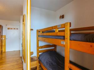 two bunk beds in a room with a hallway at Studio Val Thorens, 2 pièces, 3 personnes - FR-1-637-20 in Val Thorens
