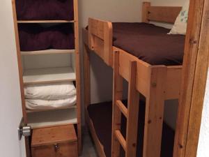 a pair of bunk beds in a room at Appartement 3 pièces au cœur de Val Thorens avec wifi et accès direct aux pistes - FR-1-545-30 in Val Thorens