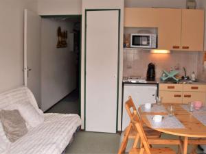 a living room with a table and a kitchen at Appartement Risoul, 1 pièce, 4 personnes - FR-1-330-542 in Risoul