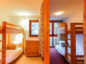 a bedroom with two bunk beds and a desk at Appartement ski aux pieds, Val Thorens - 6 pers, 1er étage, 31m², proche commerces et ESF - FR-1-637-24 in Val Thorens