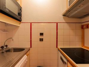 a small kitchen with a sink and a microwave at Appartement ski aux pieds, Val Thorens - 6 pers, 1er étage, 31m², proche commerces et ESF - FR-1-637-24 in Val Thorens