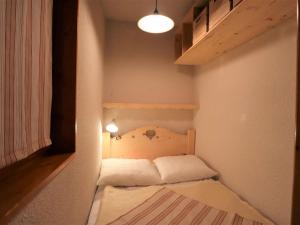 博福特的住宿－Appartement Beaufort, 2 pièces, 3 personnes - FR-1-342-262，小房间,角落里设有一张床