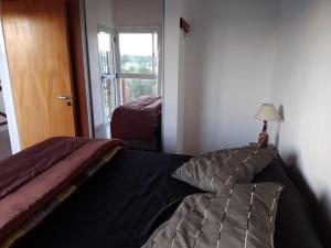 een slaapkamer met een bed en een raam bij Villa Aurora in Potrero de Garay +8 foto's