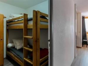 a room with two bunk beds in a room at Appartement Val Thorens, 3 pièces, 4 personnes - FR-1-637-22 in Val Thorens