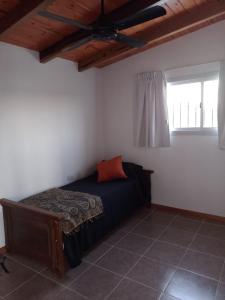 1 dormitorio con 1 cama en una habitación con techo en Villa Aurora in 