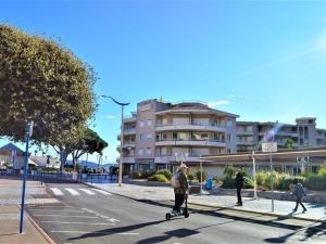 Un homme qui fait du skateboard dans une rue dans l'établissement Appartement Climatisé 2P avec Parking, Proche Plage et Commerces à Cavalaire - FR-1-226B-99, à Cavalaire-sur-Mer