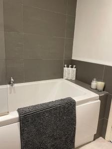 A bathroom at Manchester 2 Bedroom House with Garden