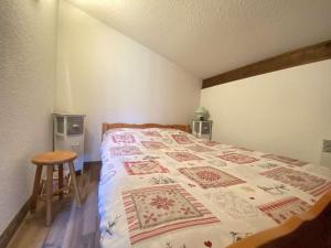 Appartement Praz-sur-Arly, 2 pièces, 6 personnes - FR-1-603-54 tesisinde bir odada yatak veya yataklar