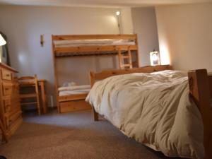 a bedroom with a bed and a bunk bed at Appartement Montgenèvre, 3 pièces, 8 personnes - FR-1-266-182 in Montgenèvre