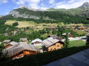 a village with houses and a mountain in the background at Charmant Studio de 50m² pour 2, pieds des pistes au Chinaillon - FR-1-458-153 in Le Grand-Bornand
