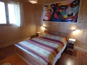 - une chambre avec un lit orné d'une peinture murale dans l'établissement Studio Le Grand-Bornand, 1 pièce, 2 personnes - FR-1-458-153, au Grand-Bornand