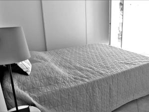 เตียงในห้องที่ Appartement Cavalaire-sur-Mer, 2 pièces, 4 personnes - FR-1-226B-101