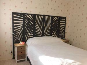 1 cama con cabecero negro en un dormitorio en Appartement Saint-Gilles-Croix-de-Vie, 2 pièces, 4 personnes - FR-1-224-783, en Saint Gilles Croix de vie
