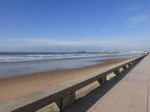 una playa con un muelle y el océano en Appartement Saint-Gilles-Croix-de-Vie, 2 pièces, 4 personnes - FR-1-224-783, en Saint Gilles Croix de vie