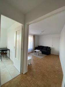 a living room with a black couch and a table at Petit cocon avec Balcon au centre de Marseille in Marseille