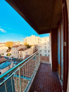 uma varanda com vista para a cidade em Petit cocon avec Balcon au centre de Marseille em Marselha