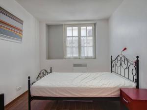 um quarto com uma cama num quarto com uma janela em Appartement Saint-Jean-de-Luz, 2 pièces, 5 personnes - FR-1-4-619 em Saint-Jean-de-Luz