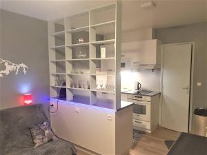 sala de estar con sofá y cocina en Studio Bolquère-Superbolquère, 2 pièces, 5 personnes - FR-1-592-38 en Font Romeu Odeillo Via