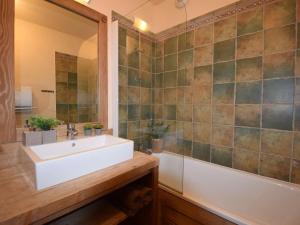 Et badeværelse på Appartement Saint-Lary-Soulan, 2 pièces, 6 personnes - FR-1-296-372