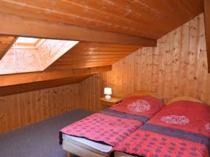1 dormitorio con 1 cama en el ático en Chalet Montgenèvre, 7 pièces, 18 personnes - FR-1-266-184 en Montgenèvre