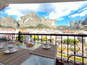 balkon ze stołem i widokiem na góry w obiekcie Meteora View Penthouse w Kalambace