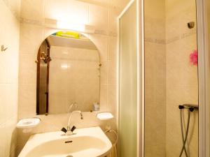 een badkamer met een wastafel en een douche met een spiegel bij Appartement Saint-Cyprien, 2 pièces, 4 personnes - FR-1-225D-131 in Saint-Cyprien