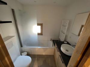 ein Badezimmer mit einer Badewanne, einem WC und einem Waschbecken in der Unterkunft Appartement Méribel, 1 pièce, 2 personnes - FR-1-180-572 in Les Allues