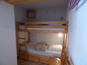 a couple of bunk beds in a room at Appartement Le Grand-Bornand, 2 pièces, 4 personnes - FR-1-458-157 in Le Grand-Bornand