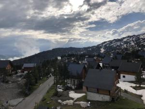 ein Dorf mit einer Straße und einem Berg in der Unterkunft Studio 6 pers, à côté des pistes, parking & ascenseur, casier à skis, proche commerces - FR-1-602-101 in Arette