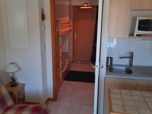 a kitchen with a sink and a kitchen with a sink at Appartement Saint-Jean-d'Aulps, 2 pièces, 5 personnes - FR-1-573-60 in Saint-Jean-d'Aulps