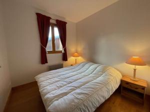 เตียงในห้องที่ Appartement Praz-sur-Arly, 3 pièces, 6 personnes - FR-1-603-56