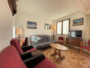 sala de estar con sofá y mesa en Appartement Briançon, 3 pièces, 6 personnes - FR-1-330C-124, en Briançon