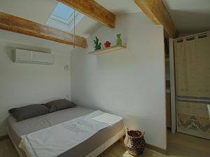 een slaapkamer met een bed in de hoek van een kamer bij Appartement Porticcio, 1 pièce, 3 personnes - FR-1-61-524 in Porticcio