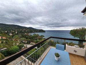 Elle comprend un balcon offrant une vue sur l'océan. dans l'établissement Appartement Rayol-Canadel-sur-Mer, 2 pièces, 4 personnes - FR-1-100-260, à Rayol-Canadel-sur-Mer