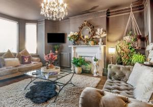 - un salon avec un canapé et une table dans l'établissement KIRA Beach House, Large luxury 2 bedroom apartment, à Hove