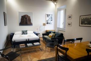 A seating area at Artsy and elegant apartment near Pantheon