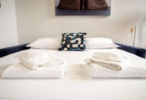 A bed or beds in a room at Artsy and elegant apartment near Pantheon