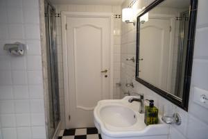 A bathroom at Artsy and elegant apartment near Pantheon Még 17 kép
