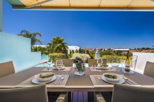 een eettafel met uitzicht op de oceaan bij ELLE Design Villa by OCvillas in Albufeira