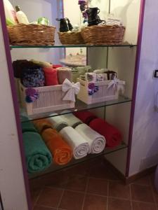 a towel rack with towels and baskets at AL CANTINONE in Toffia