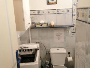 uma pequena casa de banho com WC e lavatório em Studio Amélie-les-Bains-Palalda, 1 pièce, 2 personnes - FR-1-659-16 em Amélie-les-Bains-Palalda