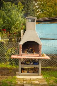 a wood fired pizza oven sitting in a yard at Kuća za odmor Fjaka in Sotin