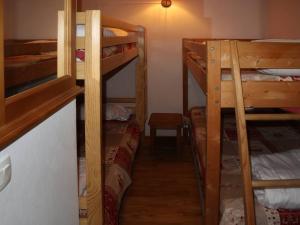 เตียงสองชั้นในห้องที่ Appartement Les Orres, 1 pièce, 6 personnes - FR-1-322-475