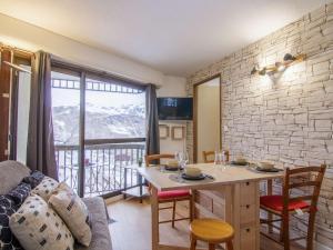 sala de estar con mesa con sillas y balcón en Appartement Saint-Lary-Soulan, 2 pièces, 4 personnes - FR-1-296-383, en Saint-Lary-Soulan