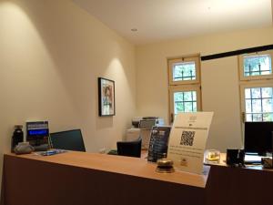 biuro z recepcją z biurkiem w obiekcie Guesthouse - Cultural Center Gustav Mahler w mieście Dobbiaco